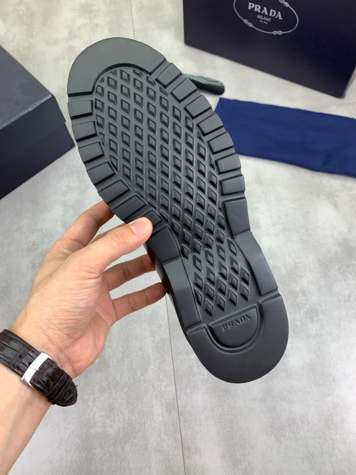 Factory price P880💰Original quality, top version🔱 ＰＲＡＤＡPrada. Men’s business casual leather shoes, top quality products. 1:1 shipment⬆️Luxurious and noble👞All imported original color-brushed edge beads, just to create a more comfortable wearing experience. Upper: Original comfortable open-edge bead rubbed color calfskin➕Top imported water-dyed full cow lining, original high-end lightweight and comfortable TPU foam combination bottom✔️Code number: 39-44 (38 45) 46 47 can be customized)